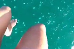 Парашютист снял на видео падение в переполненное медузами море