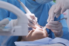 Посетившая стоматолога женщина лишилась десяти зубов и умерла от потери крови