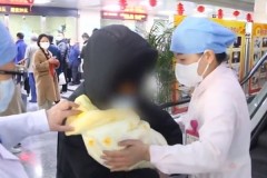 Воссоединение матери и новорожденной дочери после карантина попало на видео